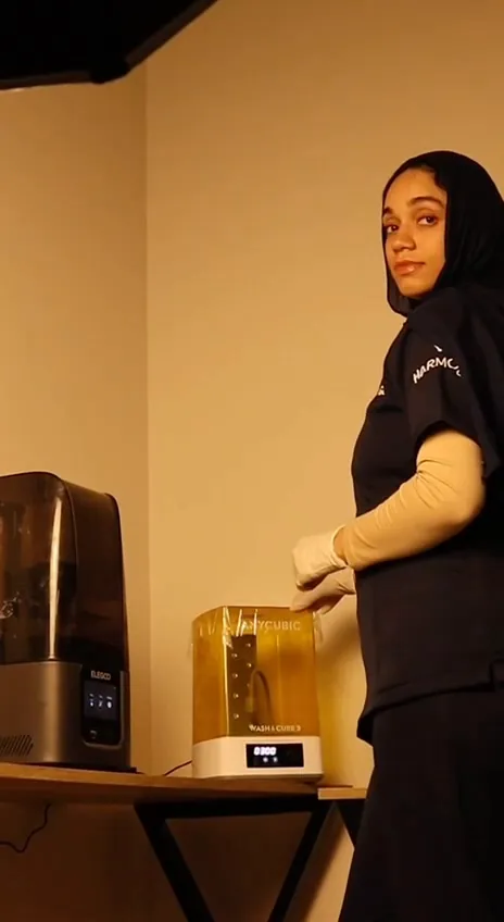 طبيبة بجوار الطابعة ثلاثية الأبعاد